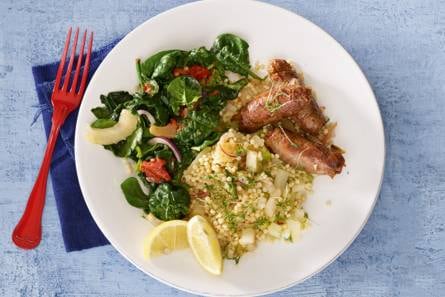 Parelcouscous met spinazie-paprikasaus en worstjes