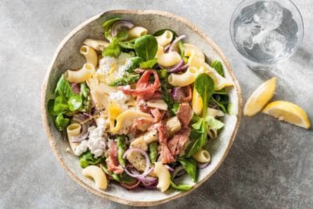 Frisse artisjok-pastasalade met groene asperges en serranoham