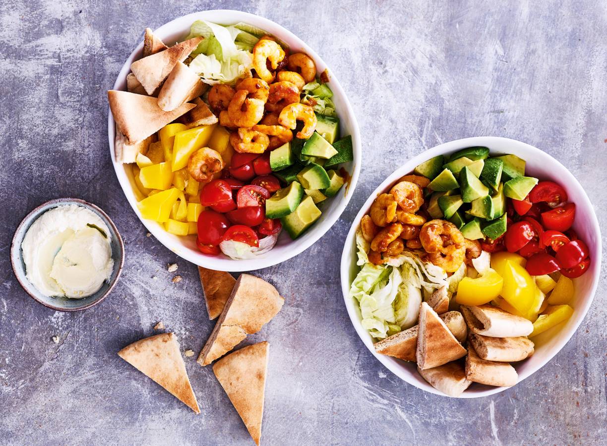 Fajitasbowl met gebakken garnalen & pitabroodjes