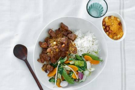 Homemade saté met rijst en roerbakgroente
