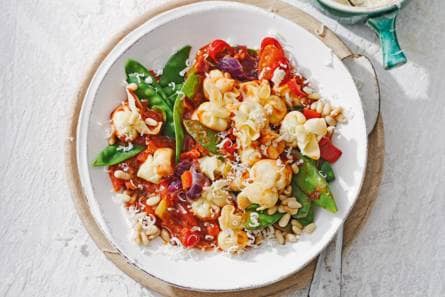 Verse pasta in kruidige tomatensaus