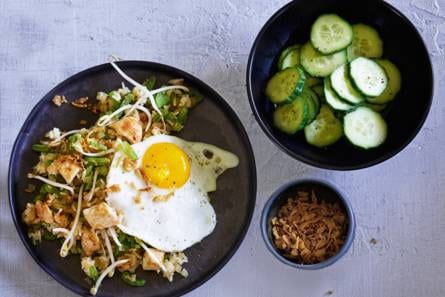Nasi met kip en zelfgemaakte boemboe