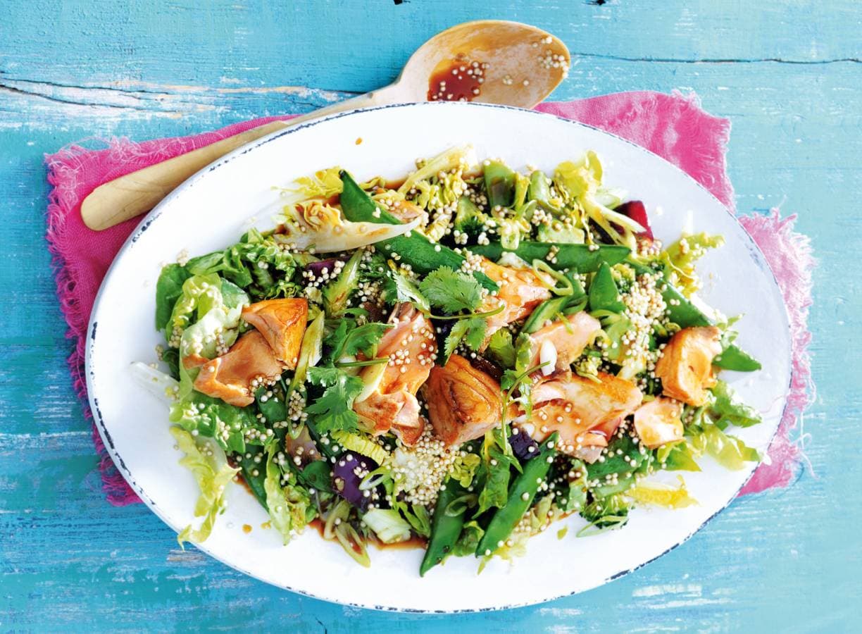 Snelle quinoasalade met zalm in sojasaus