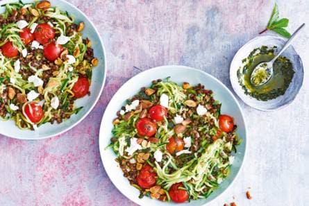 Courgettespaghetti met linzen & geitenkaas
