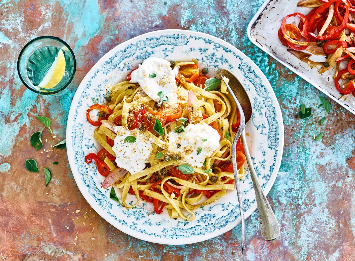 Mediterrane tagliatelle met tomaatjes en burrata