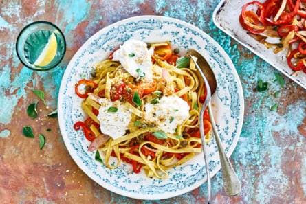 Mediterrane tagliatelle met tomaatjes en burrata