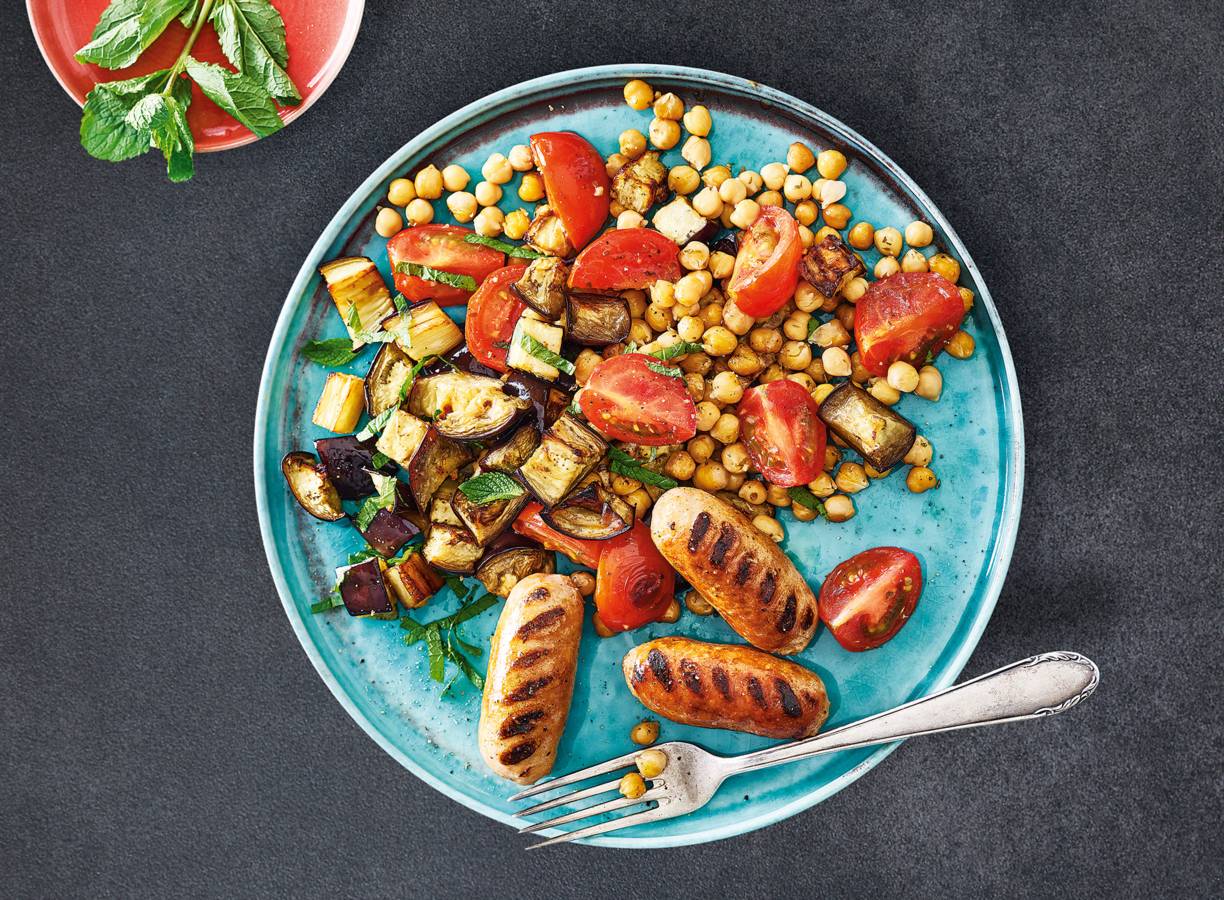 Gebakken aubergine met kikkererwten en Catalaanse worst