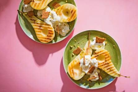 Gegrilde peer met citroenyoghurt