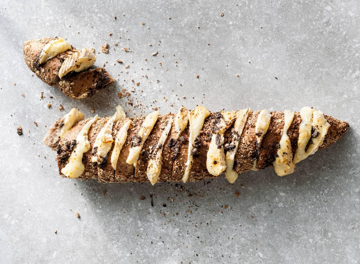 Hasselbackstokbrood met camembert en truffel