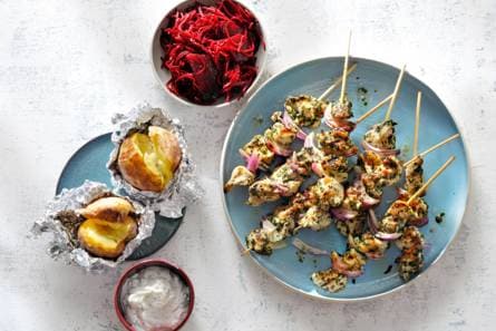 Kipspiesjes met gepofte aardappel en bietjessalade