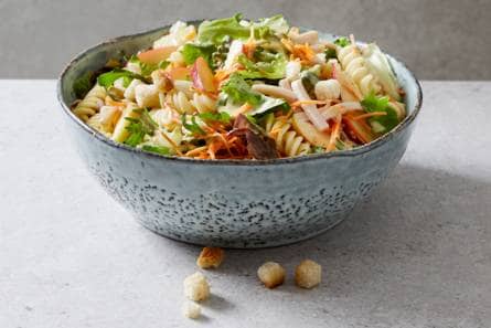 Pastasalade gerookte kip met honing-mosterddressing