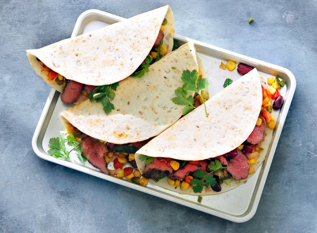 Mexicaanse wraps met groente en gegrilde biefstuk