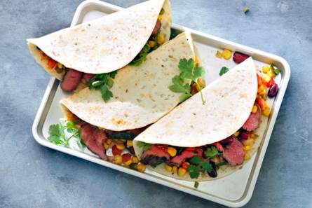 Mexicaanse wraps met groente en gegrilde biefstuk