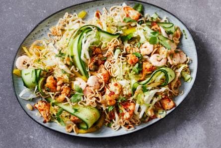 Noedelsalade met geroosterde bloemkool en garnalen