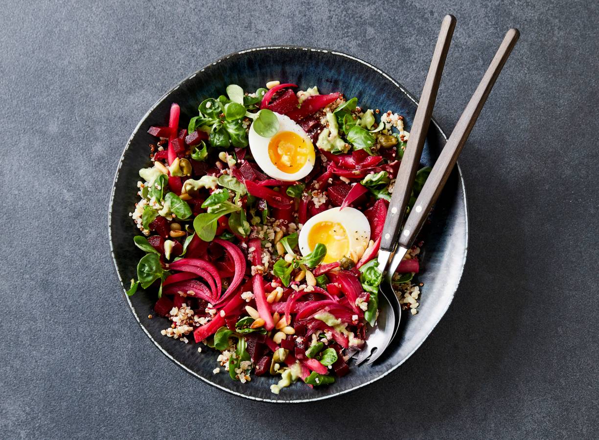 Quinoa-bulgursalade met gepickelde groenten en avocadodressing