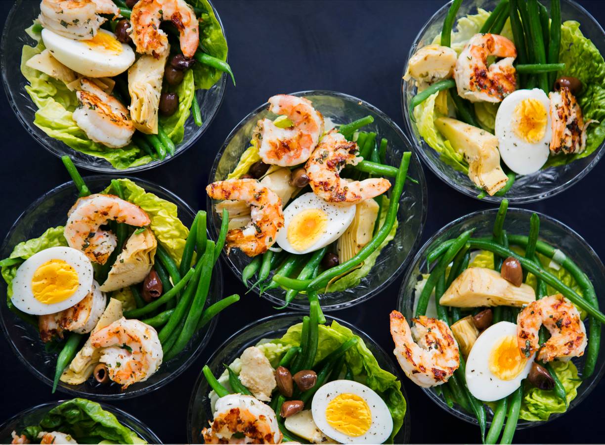 Minisalade niçoise met gegrilde garnalen