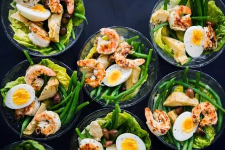 Minisalade niçoise met gegrilde garnalen