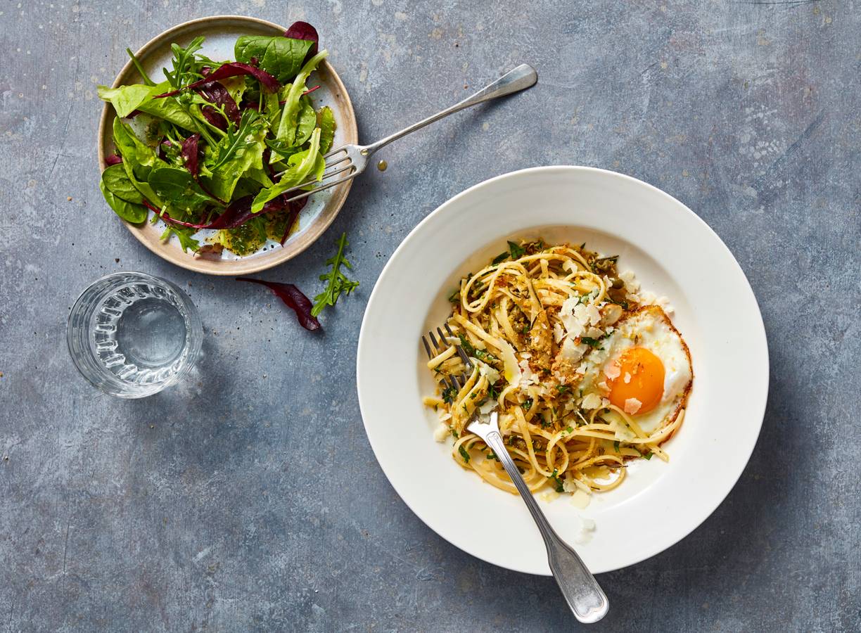 Linguine met ei en pangrattato