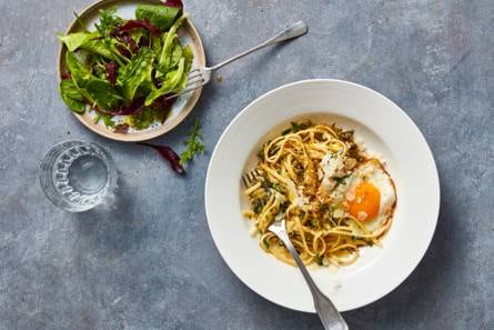 Linguine met ei en pangrattato