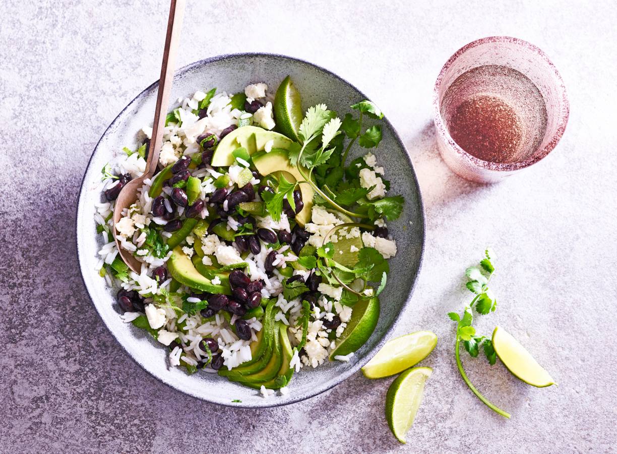 Zwartebonen-rijstsalade met avocado & witte kaas