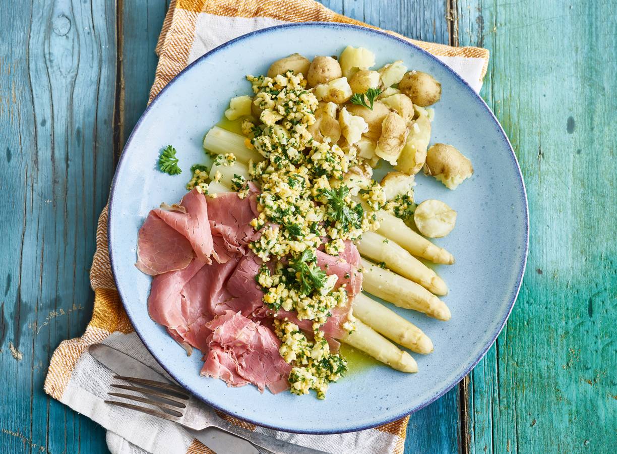 Asperges met ei-peterselieboter, krieltjes en pastrami