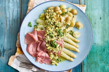 Asperges met ei-peterselieboter, krieltjes en pastrami
