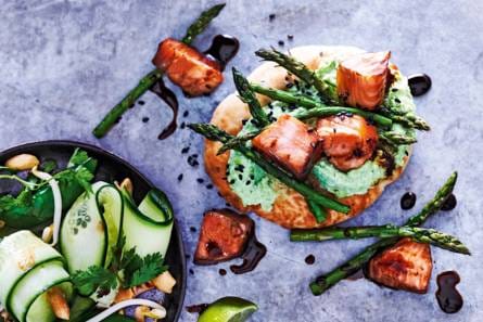 Naan met zalm in sojasaus & sojabonenspread