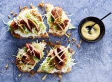 Zin in een uitgebreide lunch? Dit broodje met worst en ricotta is een fééstje.