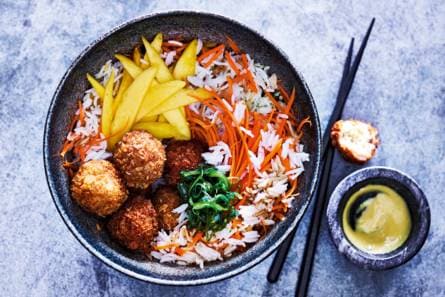 Sushisalade met krokante kip