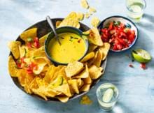 Eet je geen kaas? Deze nachos maken we met een saus die je de kaas helemaal doet vergeten.