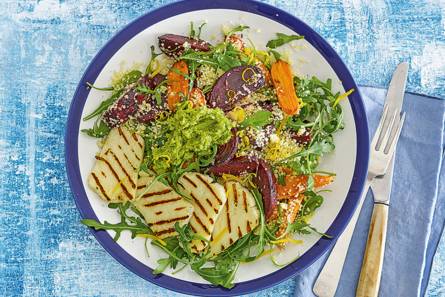 Gegrilde halloumi met zelfgemaakte rucolahummus