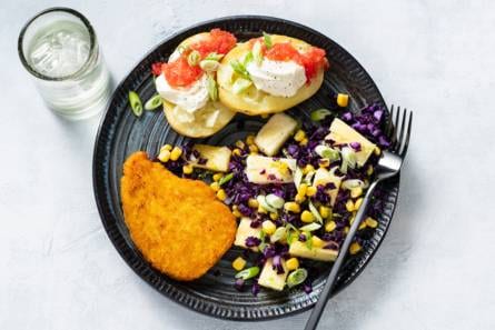 Vegaschnitzel met Mexicaanse salade en gepofte aardappel