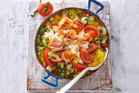 Hollandse rijstschotel met warmgerookte zalm