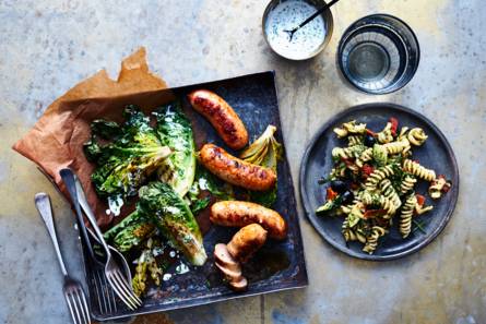 BBQ-worst met gegrilde romainesla en ranch-dressing