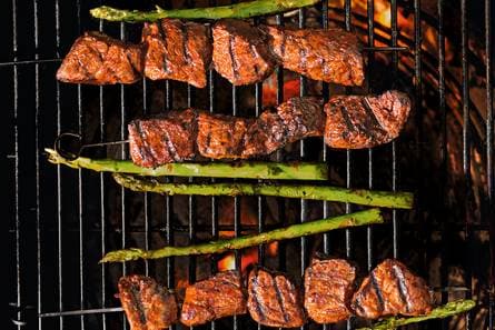 Biefstukspiesen met gegrilde groene asperges