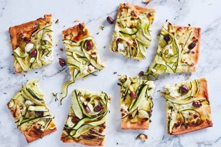 Plaattaart met courgettelinten en geitenkaas