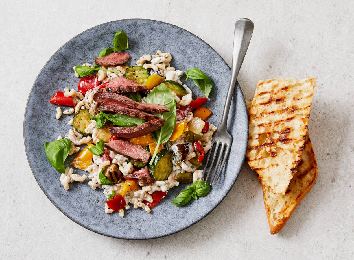 Pastasalade met gegrilde biefstuk
