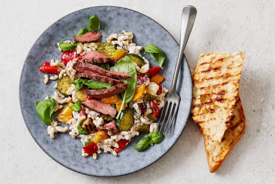 Pastasalade met gegrilde biefstuk Recept Allerhande Barbecue pastasalade Recept Allerhande Albert Heijn
