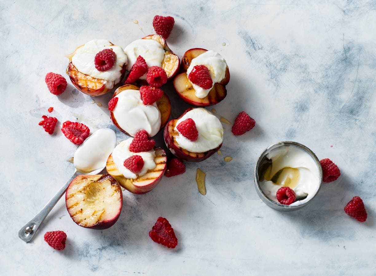 Gegrilde perziken met yoghurt en frambozen