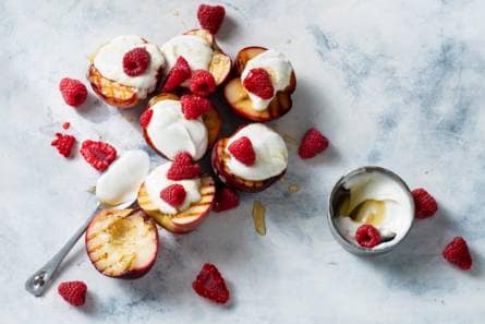 Gegrilde perziken met kefiryoghurt en frambozen