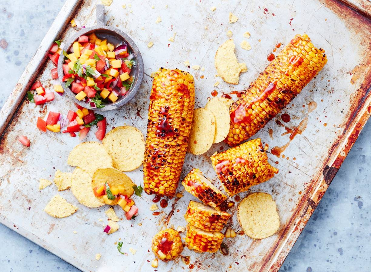 Maiskolven van de BBQ met mangosalsa