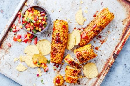 Maiskolven van de bbq met mangosalsa