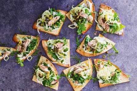 Krokante tortilla met makreel en rucola-venkelsalade