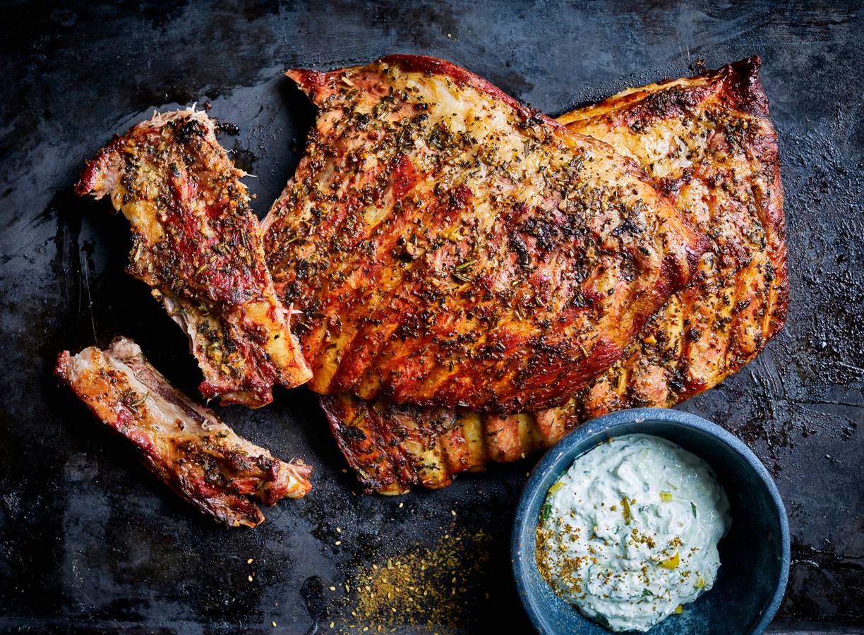 Iberico ribs met griekse rub en yoghurtsaus