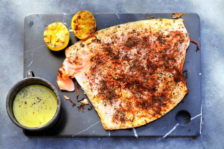 Warmgerookte zalm met vinaigrette van gegrilde citroen