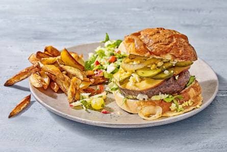 Hollandse burger met zelfgemaakte frites & knapperige rauwkostsalade