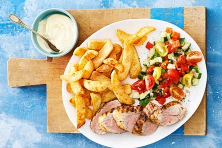 Varkenshaas met frites, aioli en komkommersalsa