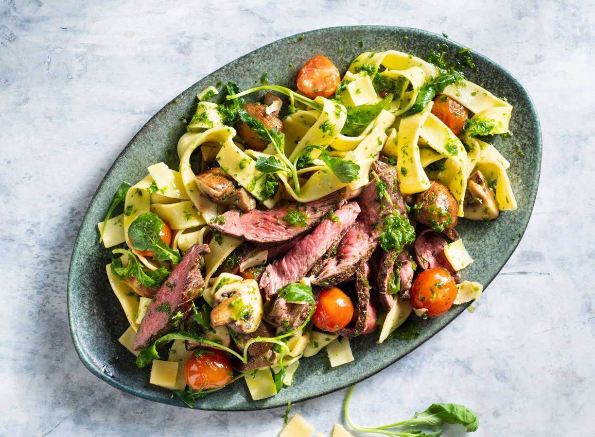 Overheerlijke pappardelle met biefstuk en basilicumolie