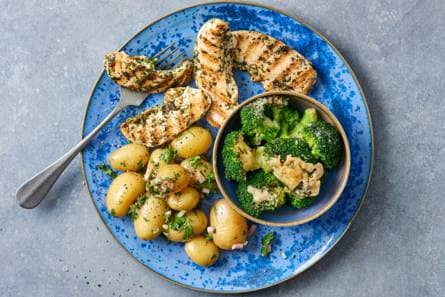 Gegrilde kip met peterseliekrieltjes en broccoligratin