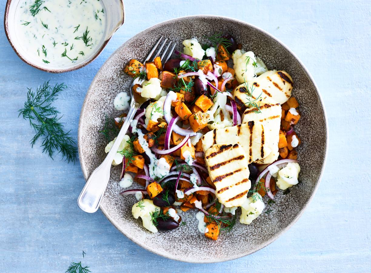 Mediterrane salade met gebakken halloumi